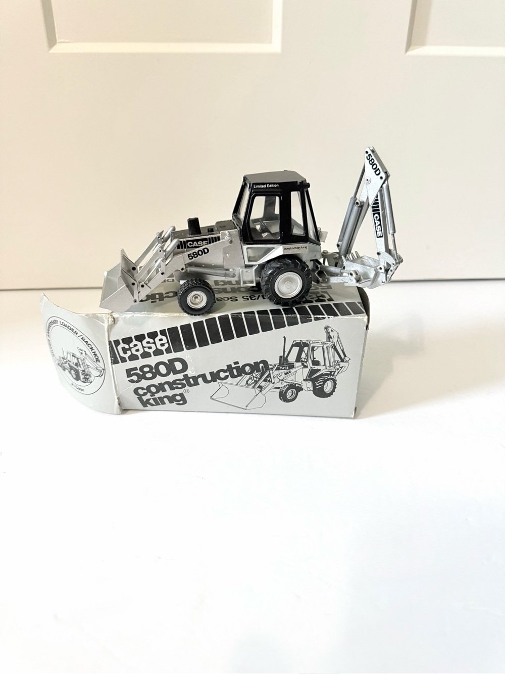 Conrad 1/35 Scale Case 580D Construction King Backhoe-Loader LE 25 Years box